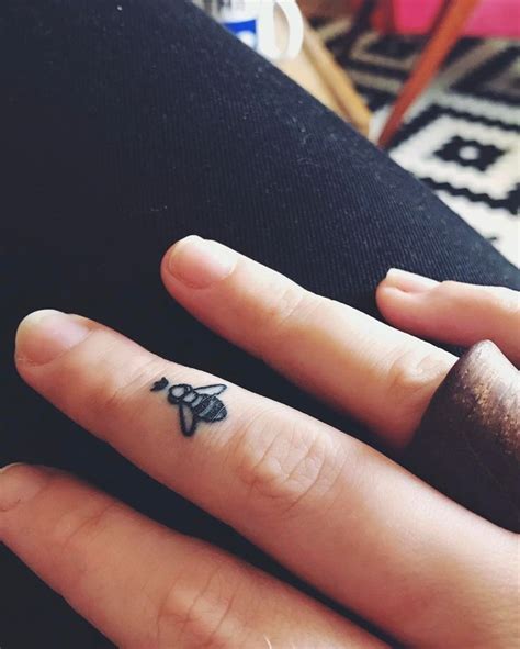 kleine finger tattoos männer